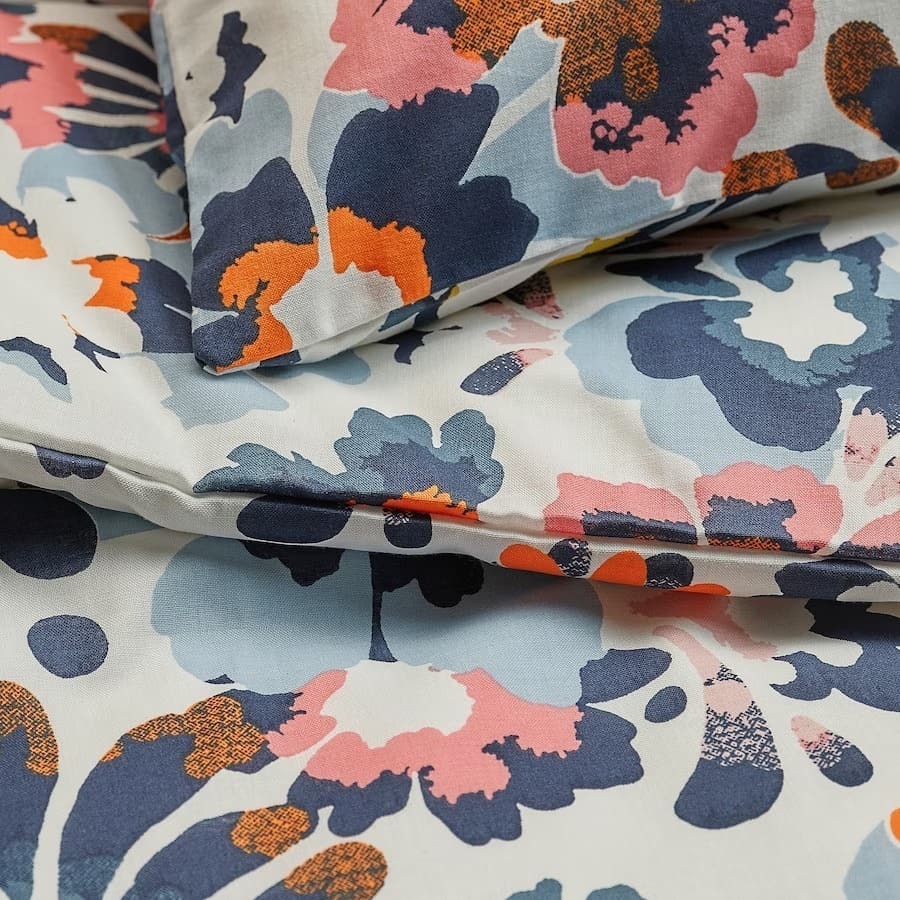 La nueva funda nórdica HÖNSGULLÖRT con detalles florares multicolor de Ikea