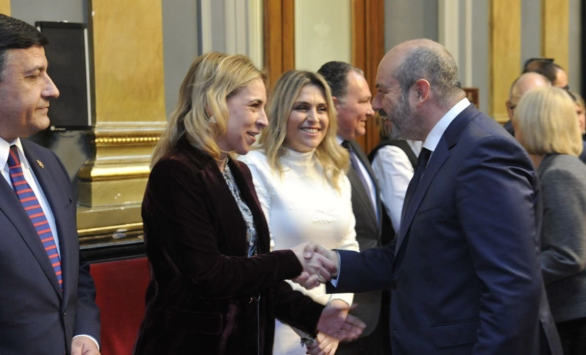 Almudena Martínez saluda a Pedro Rollán, presidente del Senado