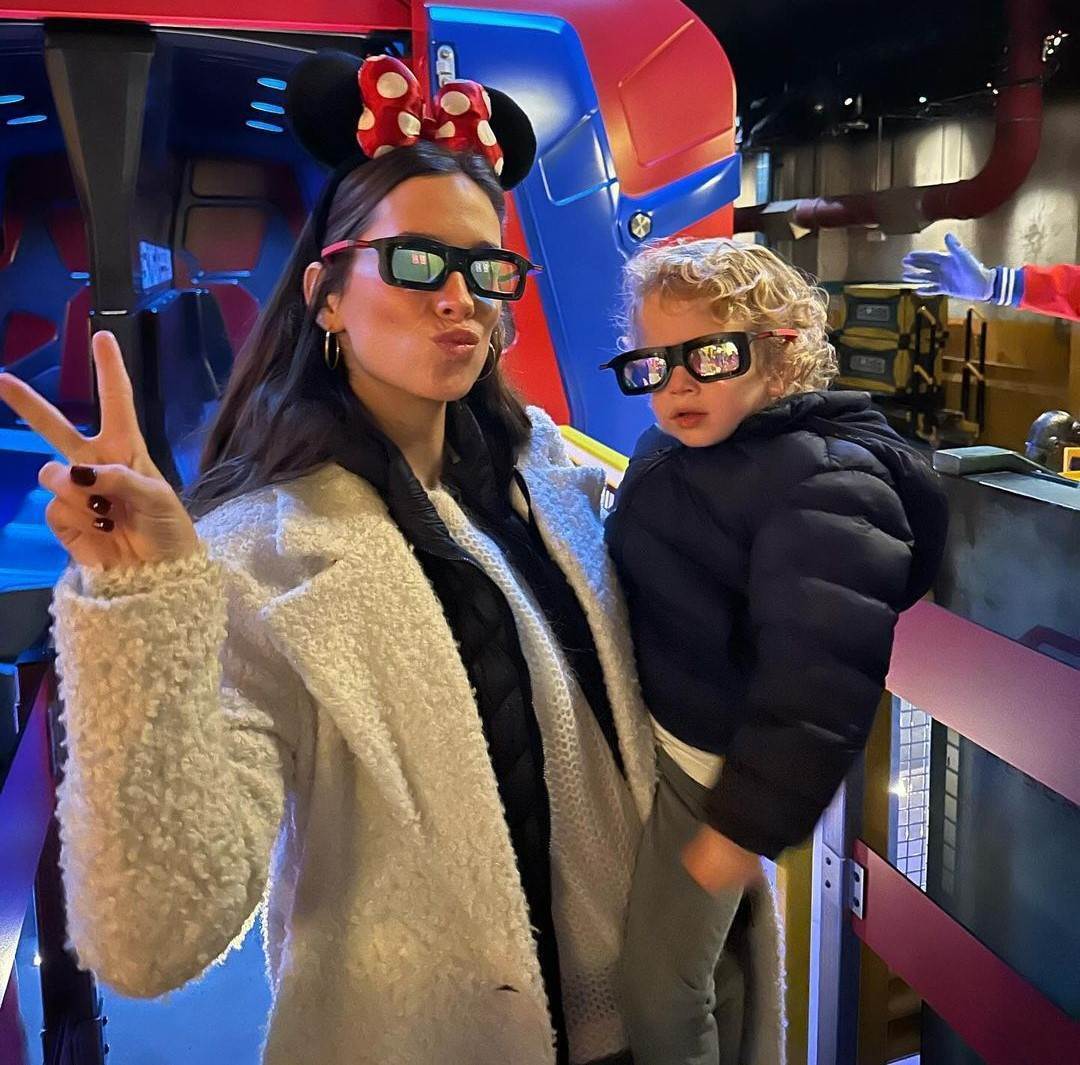 María Pombo en Disneyland Paris con su hijo