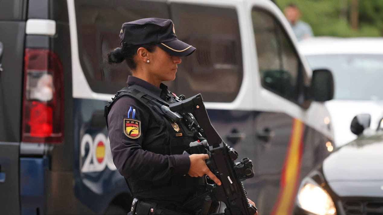 Mujer policía nacional de la Unidad de prevención y reacción