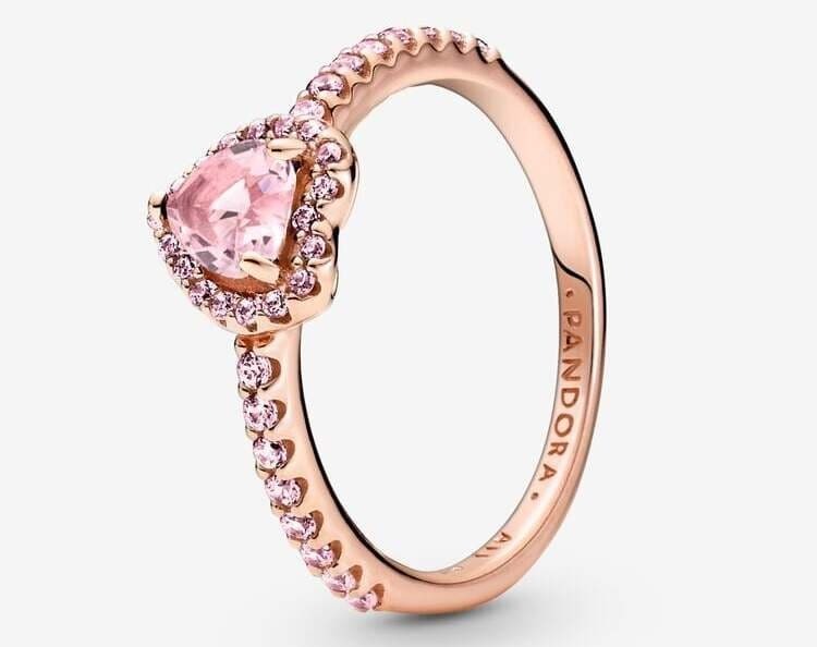 El anillo de corazón brillante elevado rosa de Pandora