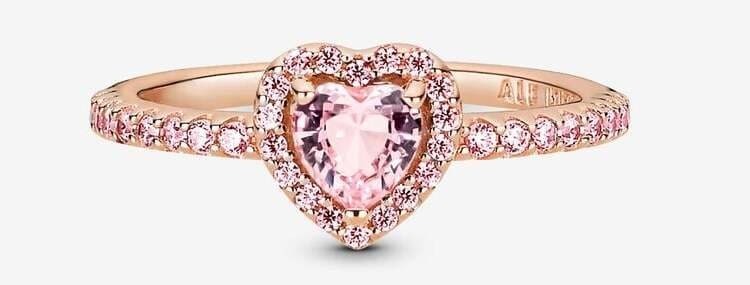 El anillo de corazón brillante elevado rosa de Pandora