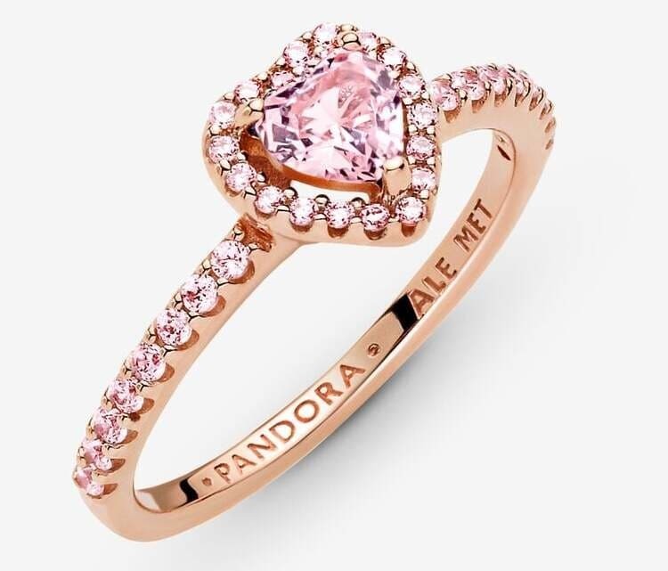 El anillo de corazón brillante elevado rosa de Pandora