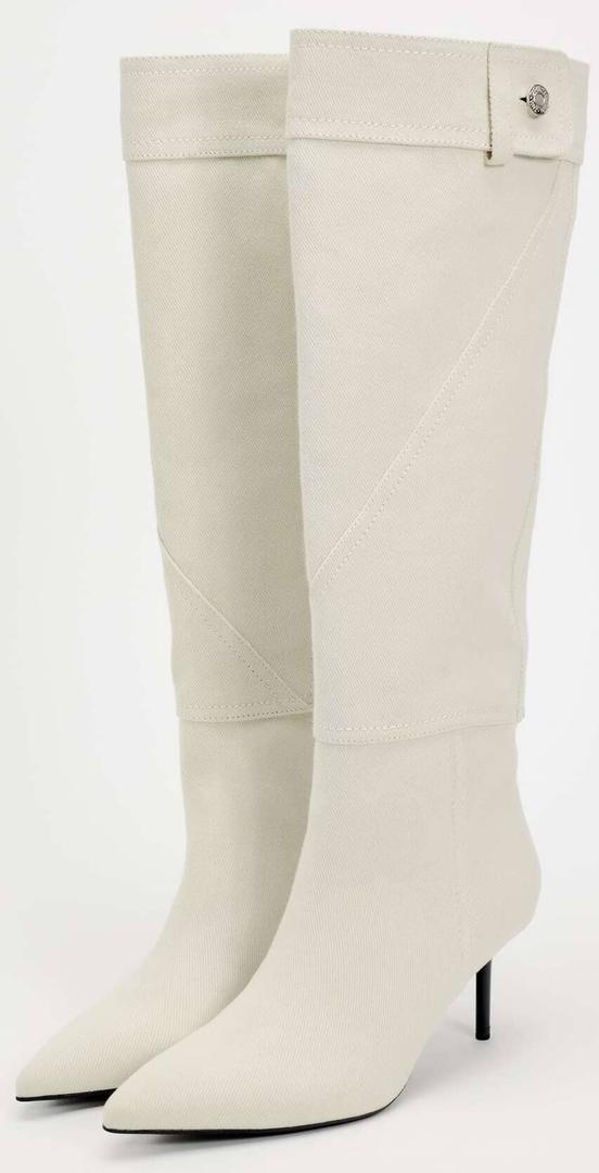 Las botas altas de tacón denim en color beige de Zara