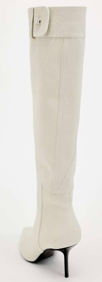 Las botas altas de tacón denim en color beige de Zara