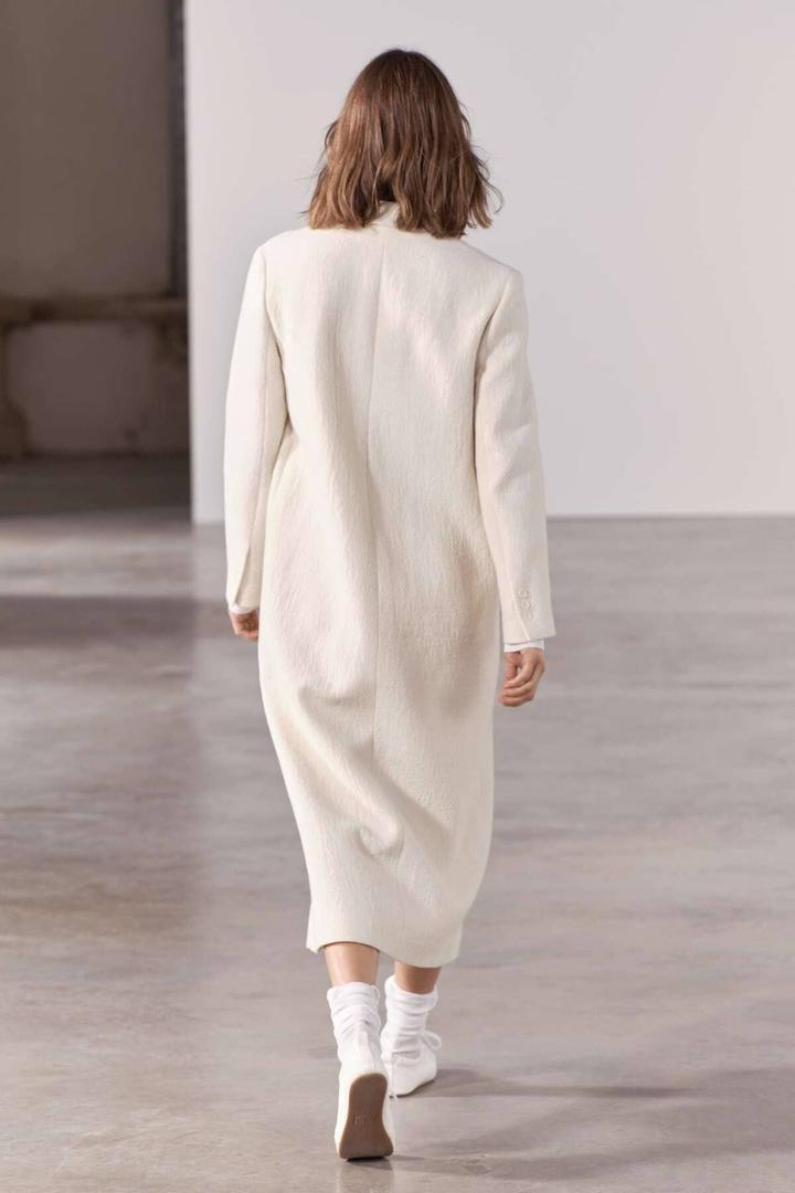 El abrigo minimal con lana de color blanco ZW Collection de Zara