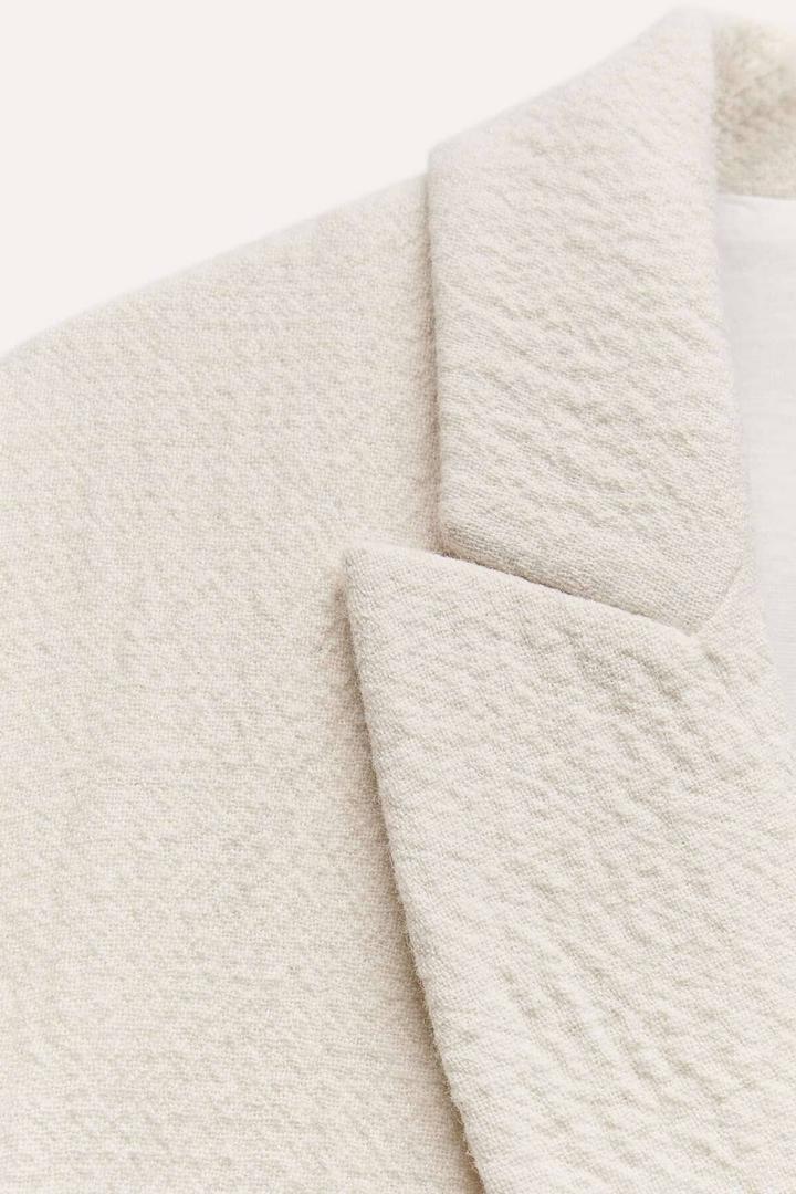 El abrigo minimal con lana de color blanco ZW Collection de Zara