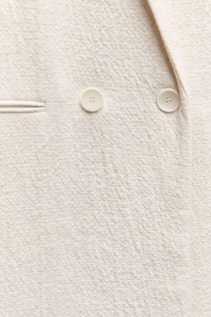 El abrigo minimal con lana de color blanco ZW Collection de Zara