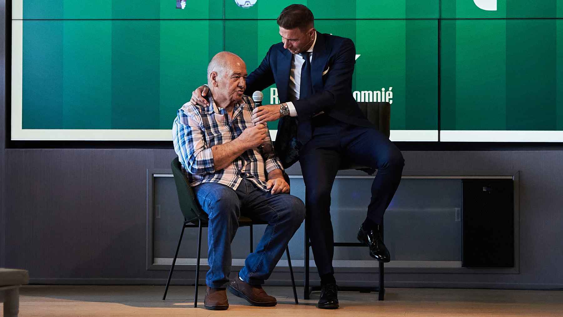 Joaquín y su padre Aurelio Sánchez en el acto de despedida del Real Betis | Salvador López Medina para El MIRA