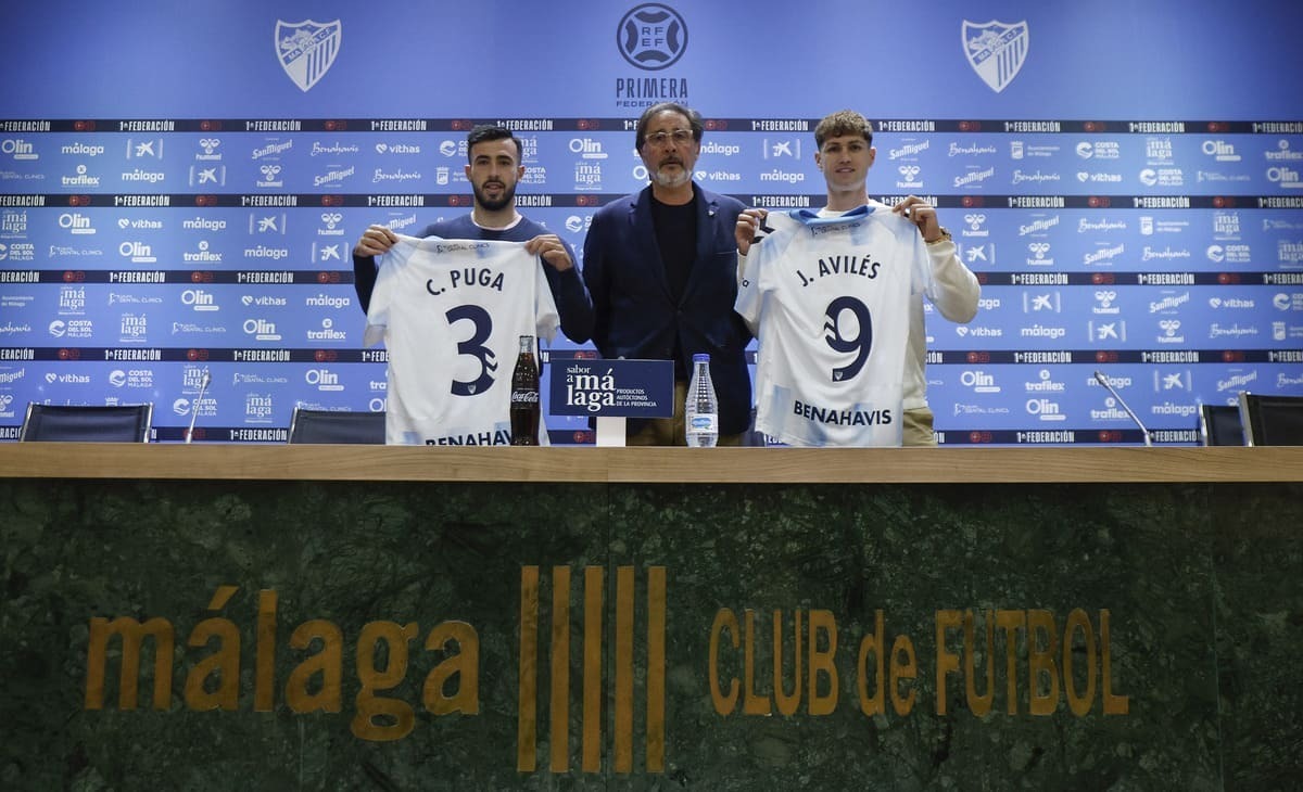 Javier Avilés en su presentación con el Málaga CF, junto a Loren Juarros y Carlos Puga