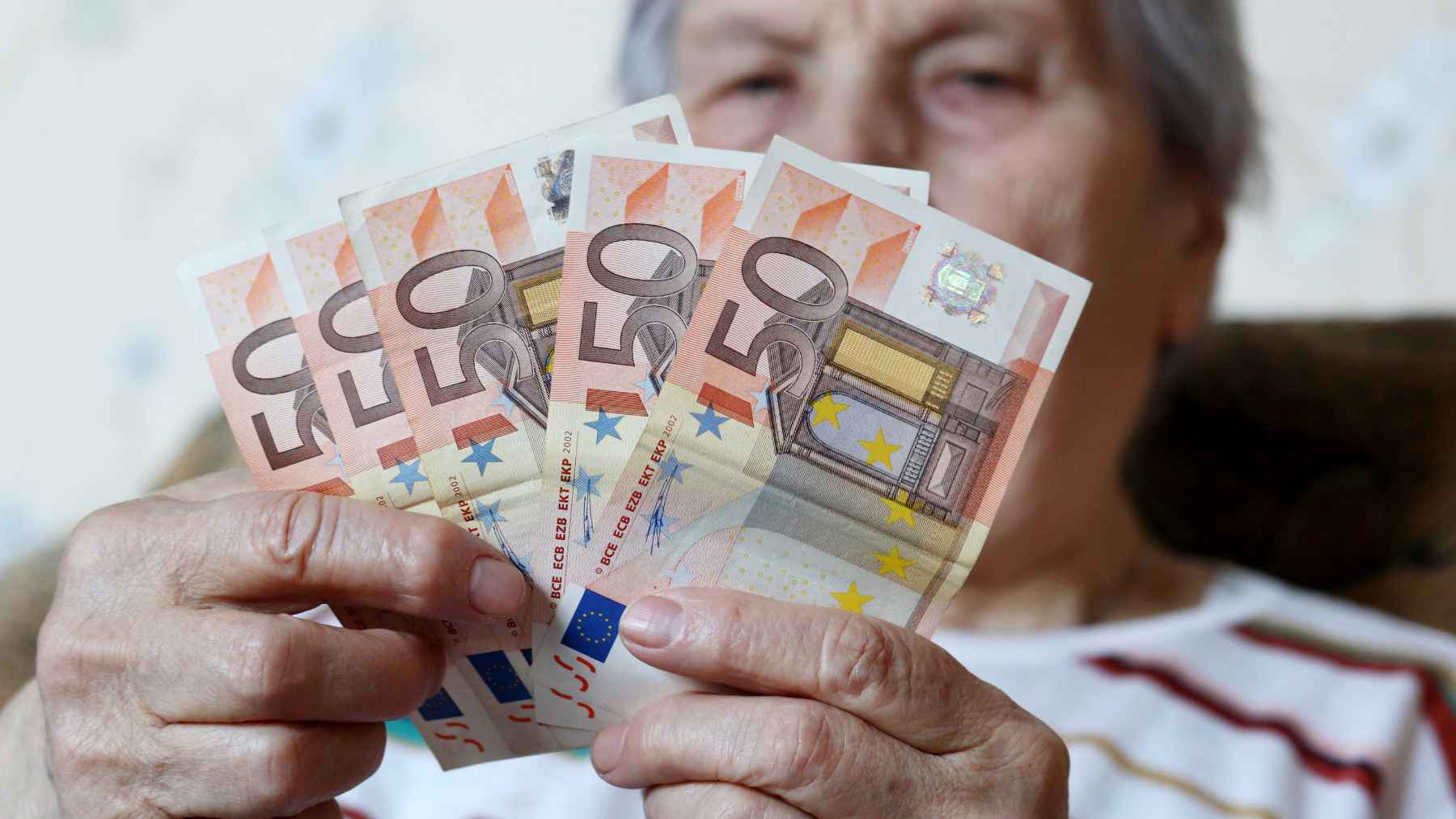 Pensionista cuenta el dinero de la pensión de la Seguridad Social