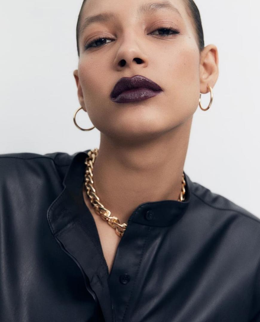 El vestido camisero de polipiel negro de Sfera rebajado en El Corte Inglés