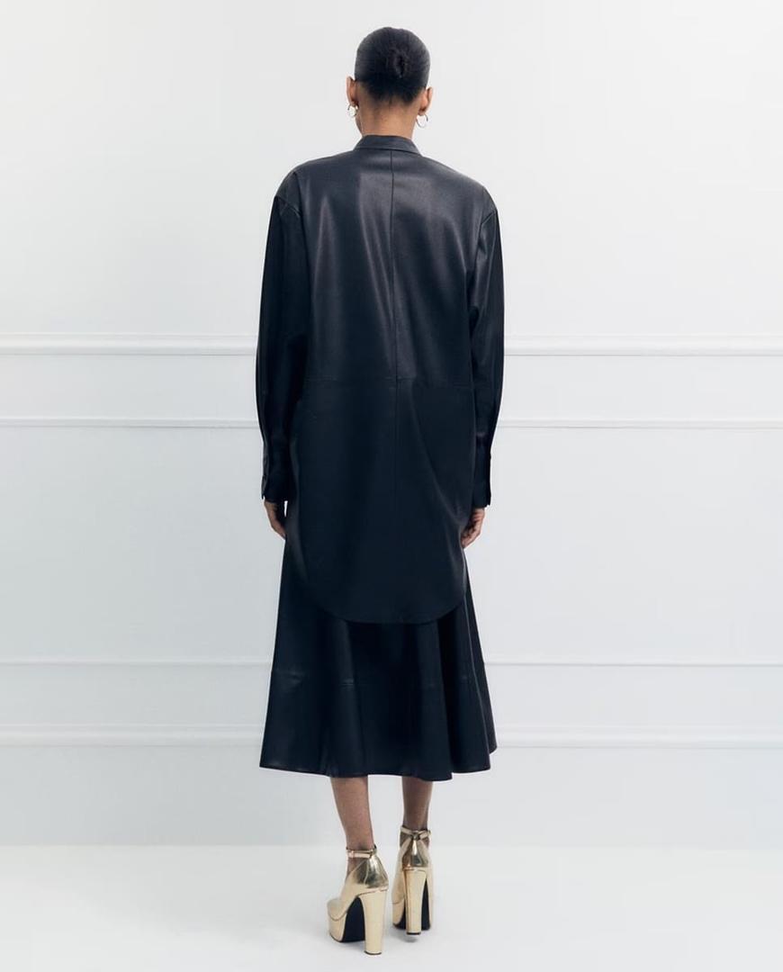 El vestido camisero de polipiel negro de Sfera rebajado en El Corte Inglés