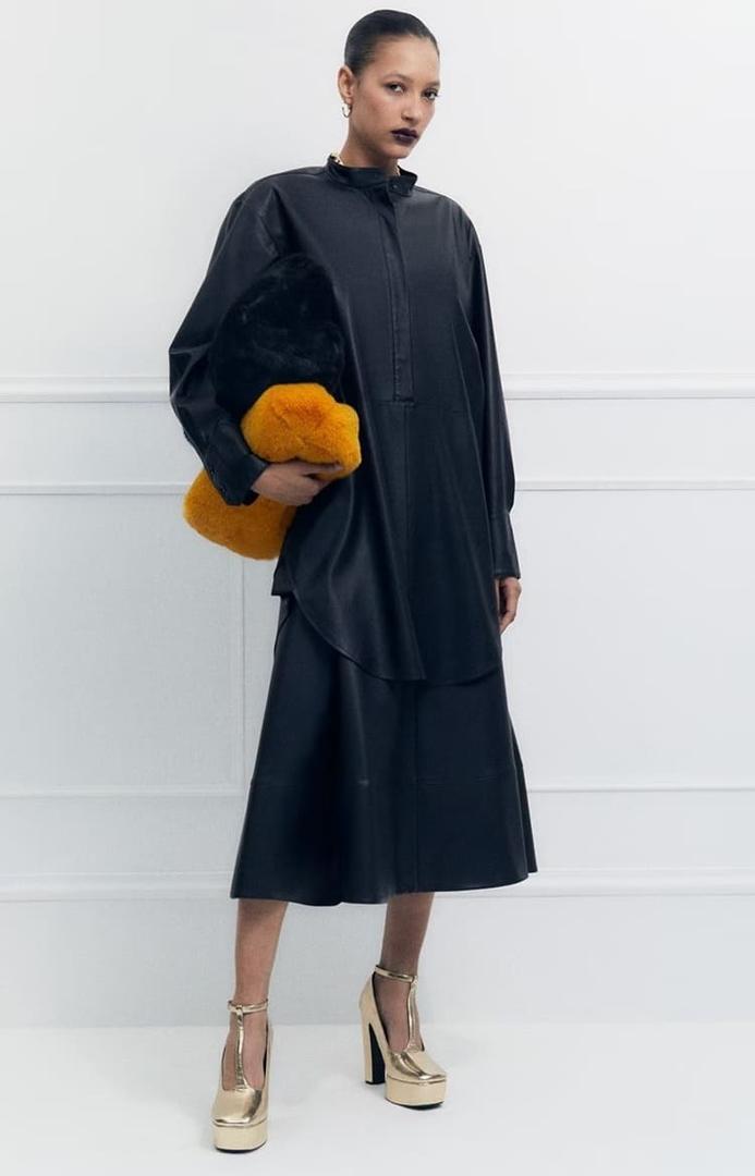 El vestido camisero de polipiel negro de Sfera rebajado en El Corte Inglés