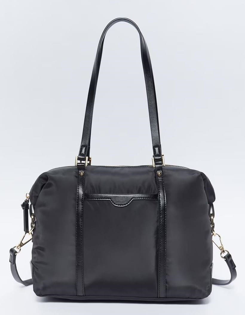 Bolso tipo bowling con ribete decorativo