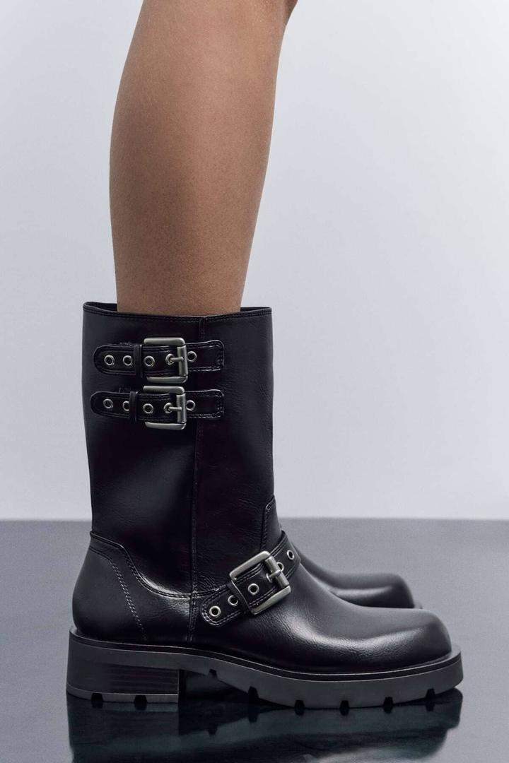 El botín plano biker con hebillas de Zara