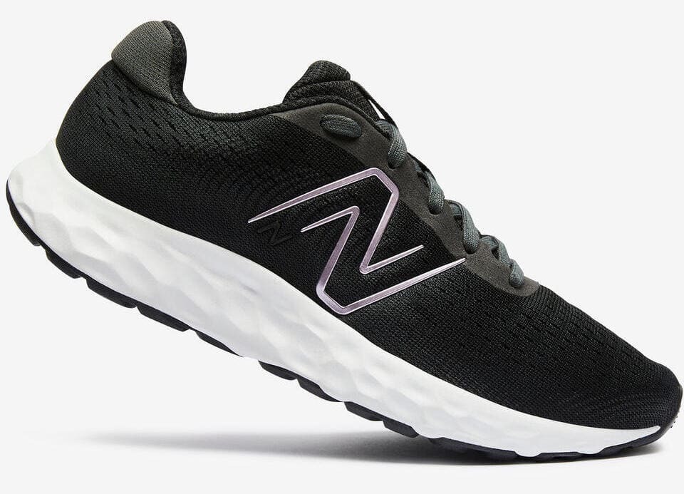 Las zapatillas de running de mujer New Balance 520 v8 negras en Decathlon