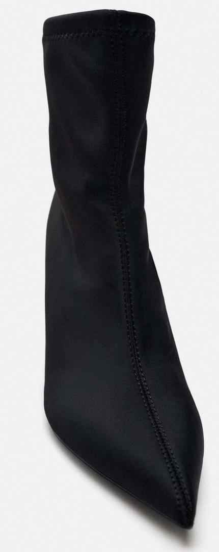 El botín con cuña y tejido stretch de Zara a un precio muy rebajado