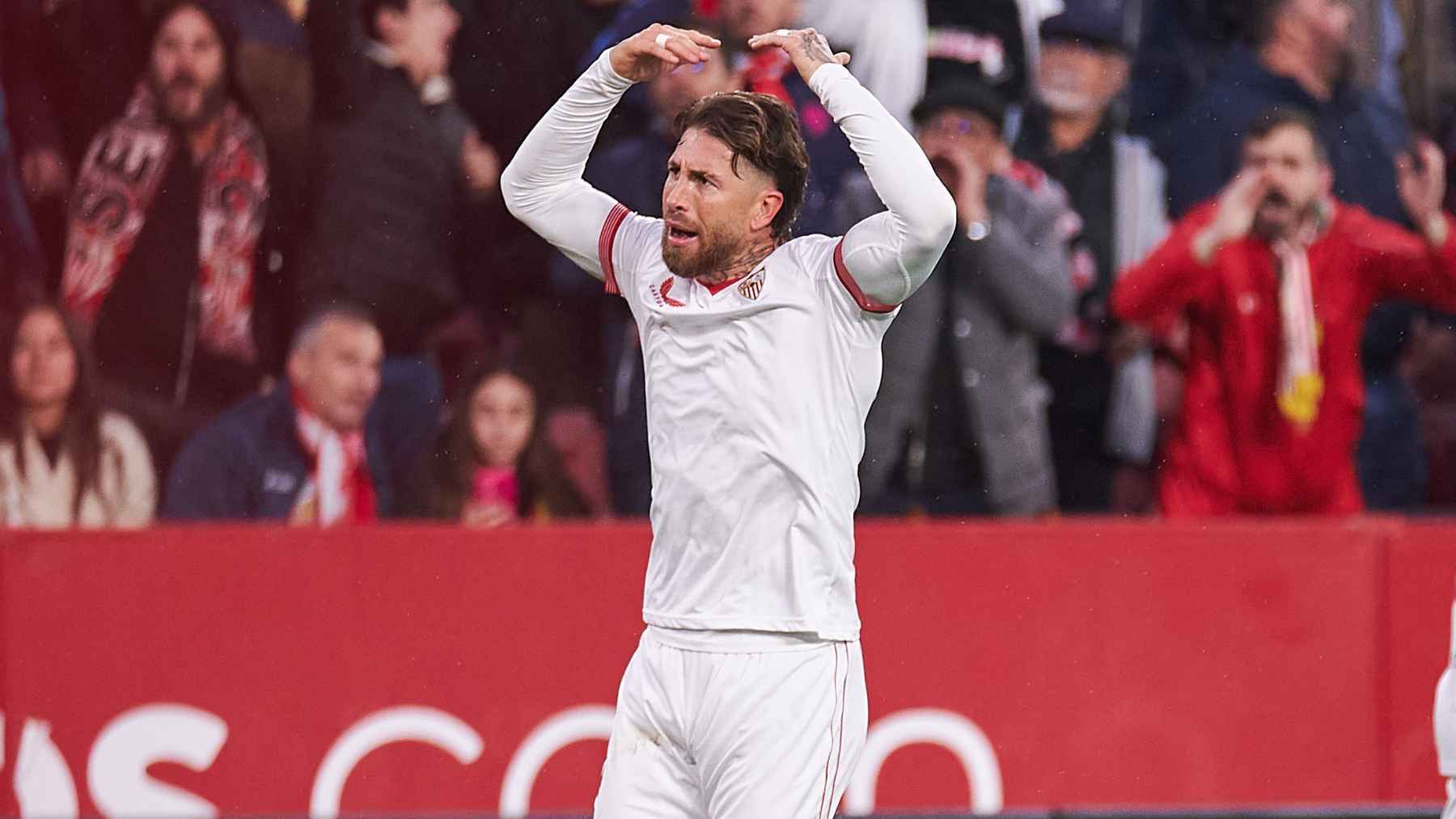 Sergio Ramos celebra el gol de Isaac Romero en el Sevilla FC - Atlético de Madrid | Salvador López Medina para El MIRA