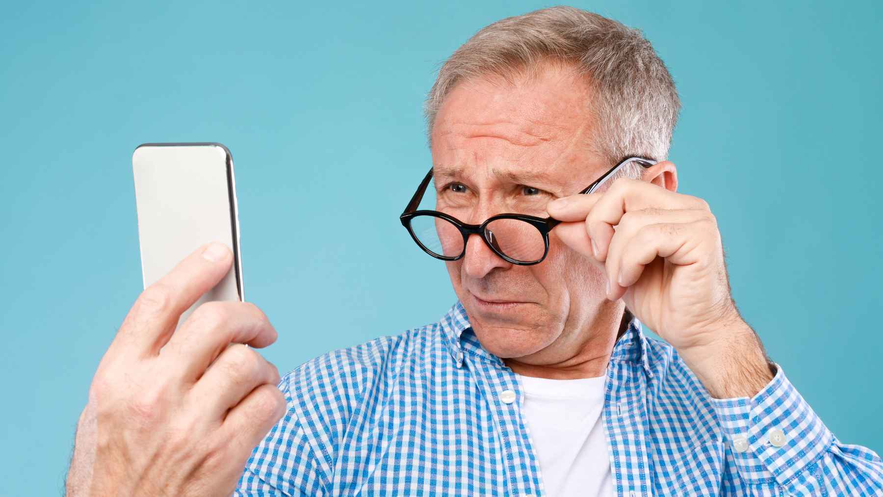 Un pensionista con la aplicación VIBESS en su móvil