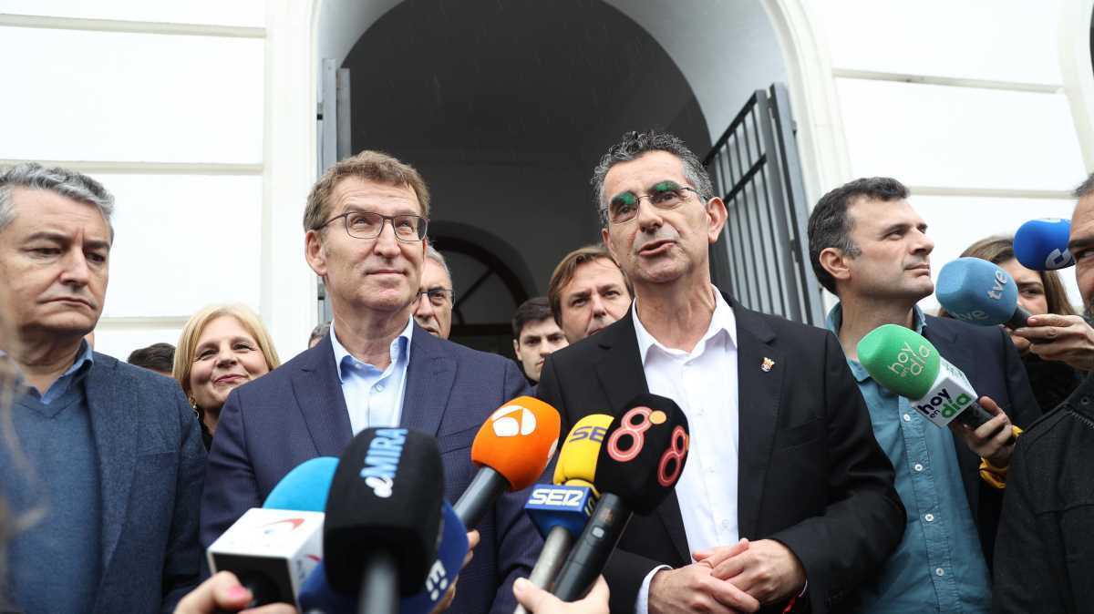 Miguel Molina, alcalde de Barbate junto a Feijóo | Cristo García