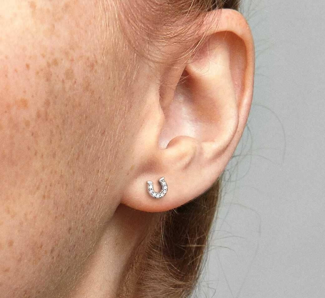 Pendiente de Botón Único Herradura Buena Suerte Pandora ME