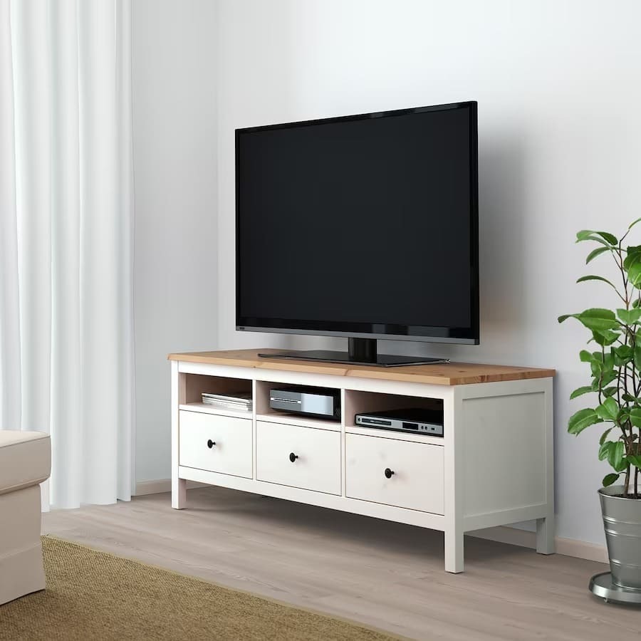 El mueble de TV blanco con balda marrón claro HEMNES de Ikea