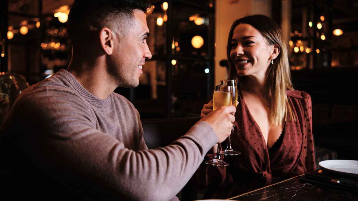 Una pareja cenando en San Valentín