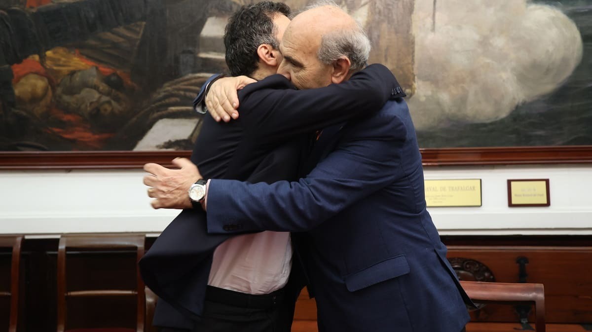 El alcalde Bruno García se abraza con Juan Carlos Jurado | Foto: Cristo García para ElMIRA