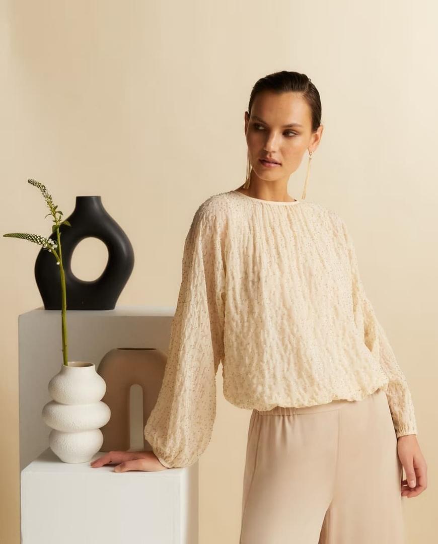 El top de manga larga con pedrería de El Corte Inglés