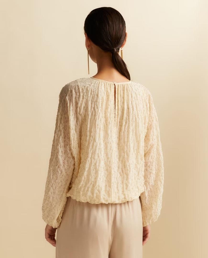 El top de manga larga con pedrería de El Corte Inglés