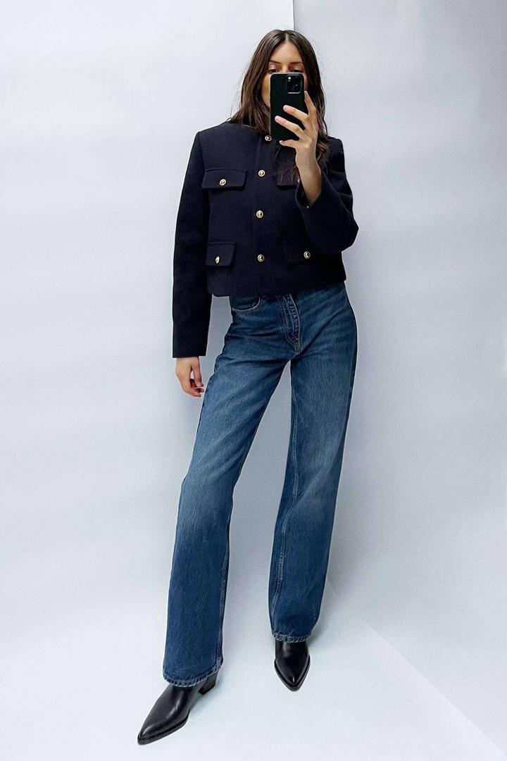 La chaqueta militar cropped con tapetas de Zara