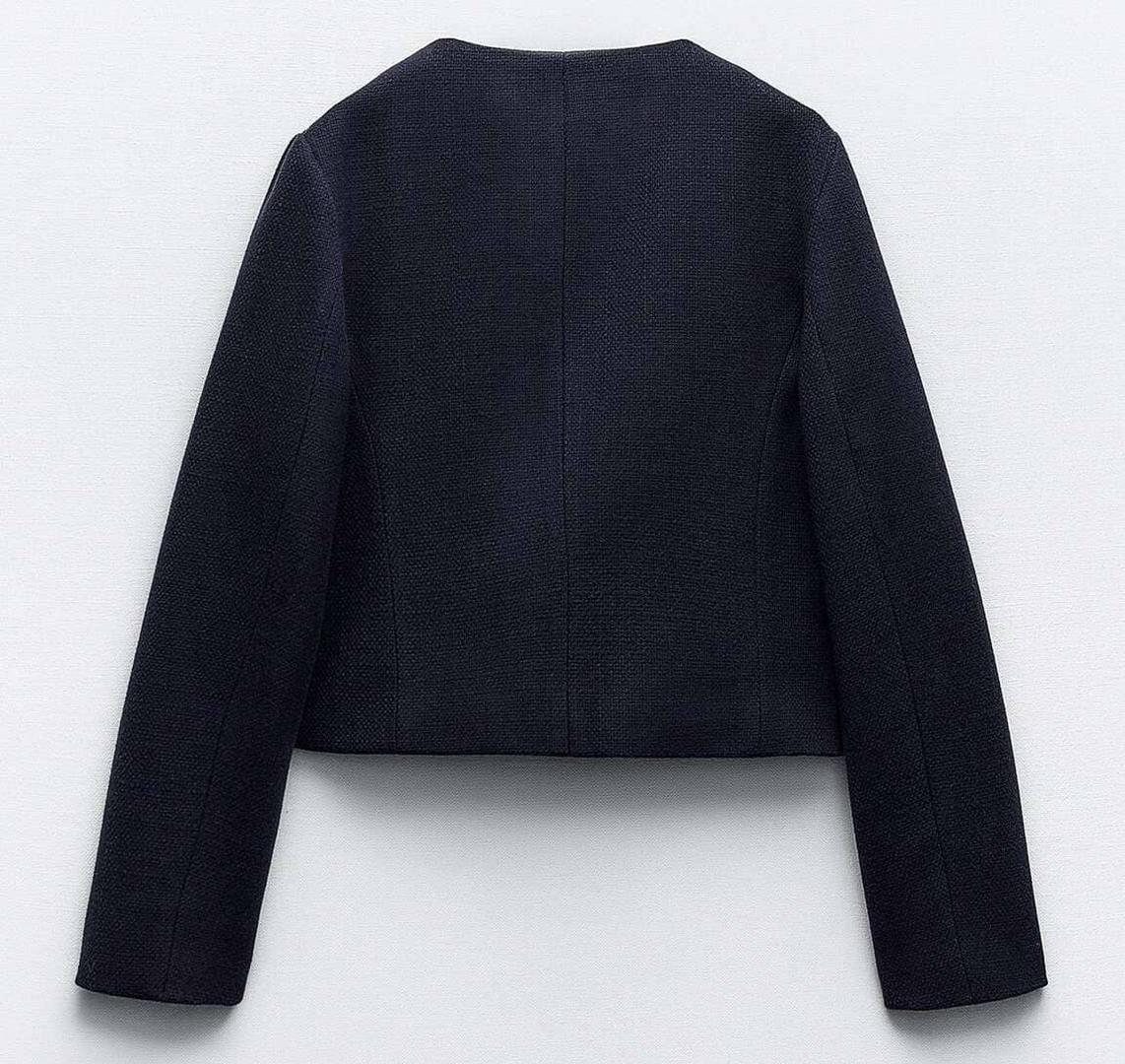 La chaqueta militar cropped con tapetas de Zara