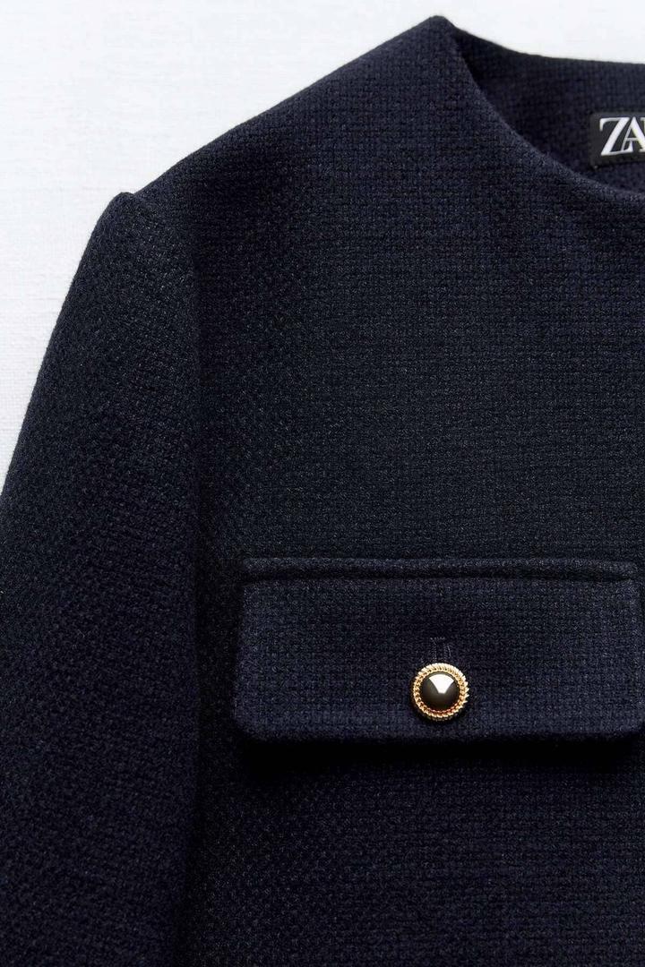 La chaqueta militar cropped con tapetas de Zara