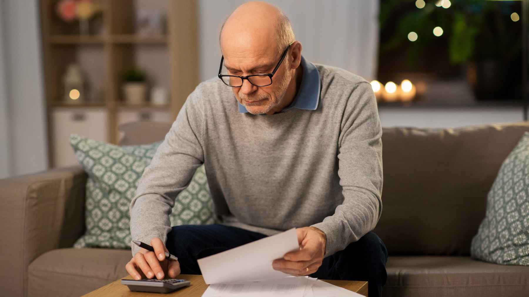 Hombre pensionista leyendo documento de la Seguridad Social