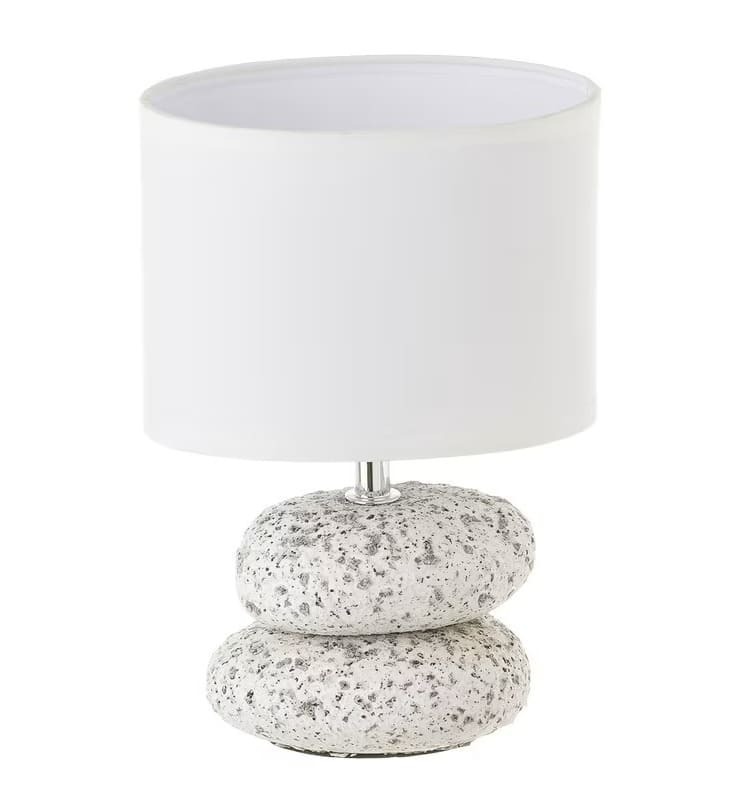 La lámpara de mesita de noche de piedras exótica de cerámica blanca de Maisons du Monde