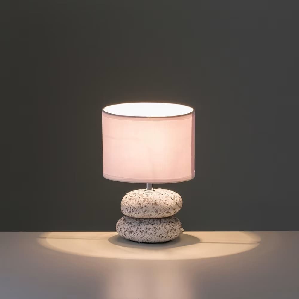 La lámpara de mesita de noche de piedras exótica de cerámica blanca de Maisons du Monde