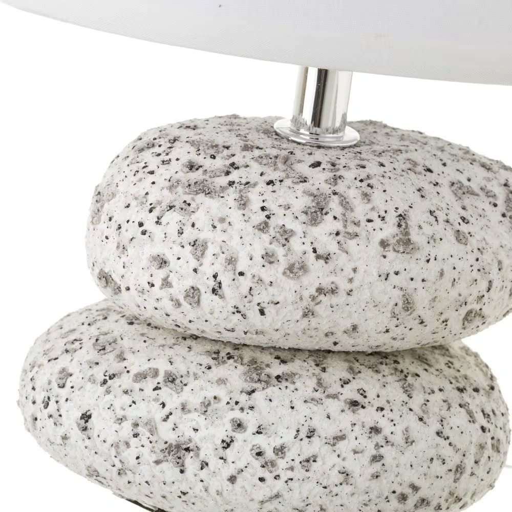 La lámpara de mesita de noche de piedras exótica de cerámica blanca de Maisons du Monde