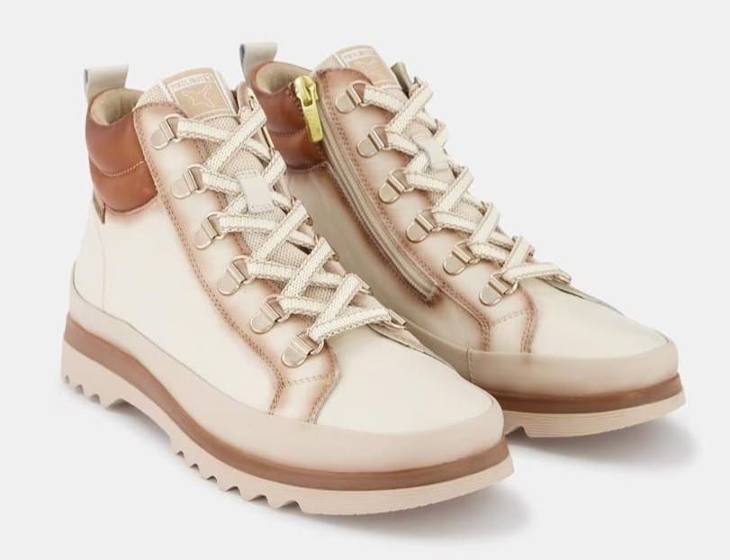 Botines planos de piel con cierre de cordones y cremallera