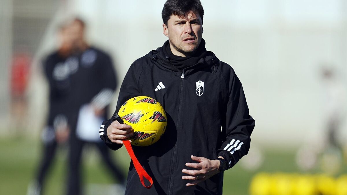 Alexander Medina lidera un entrenamiento del Granada CF