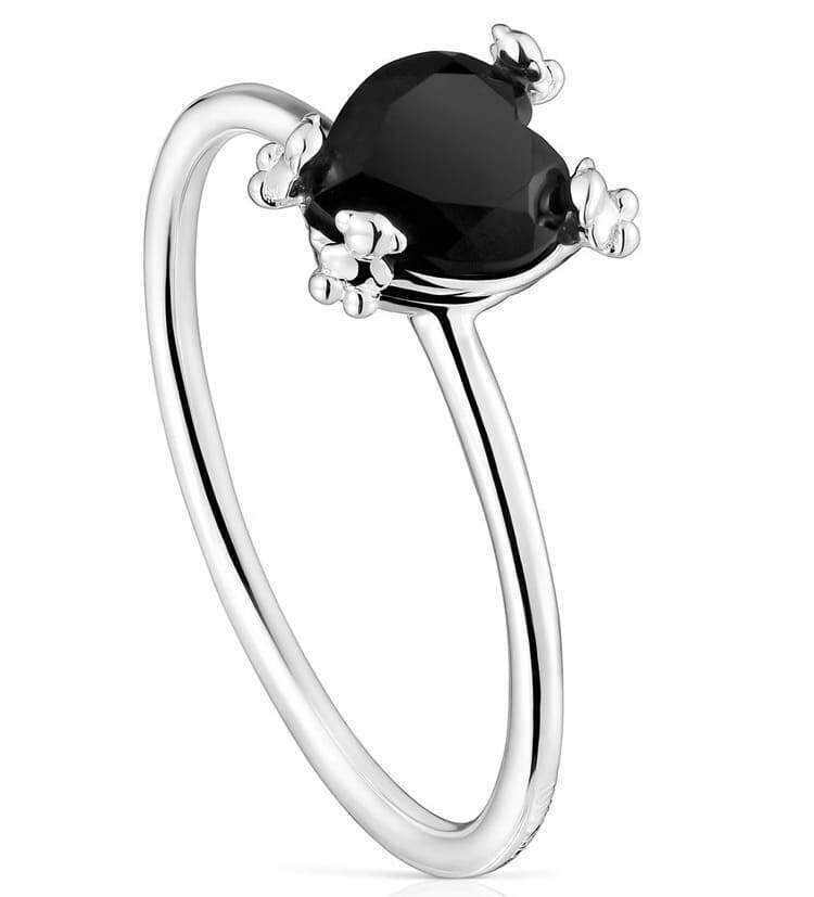 El anillo de corazón de plata y ónix color pills de Tous con el que compite el de Pandora