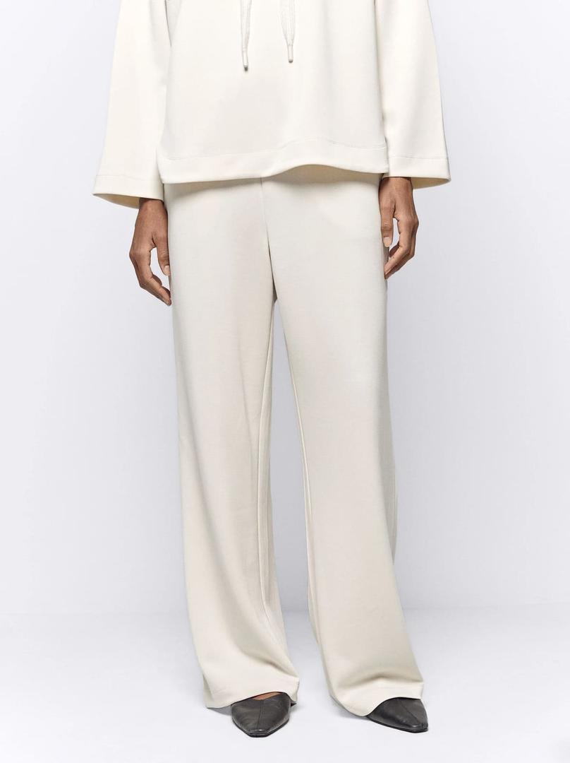 El nuevo pantalón fluido con cintura elástica blanco de Parfois a juego con su sudadera