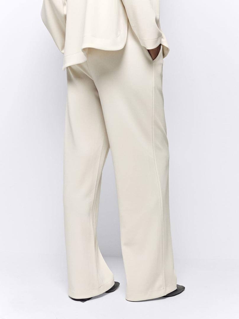 El nuevo pantalón fluido con cintura elástica blanco de Parfois a juego con su sudadera