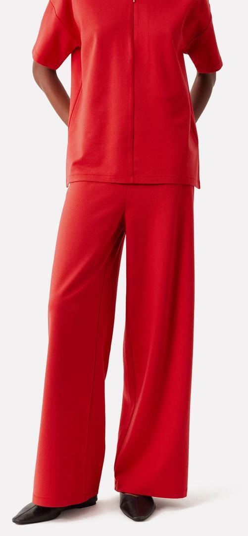 El pantalón con trabillas de color rojo de Parfois