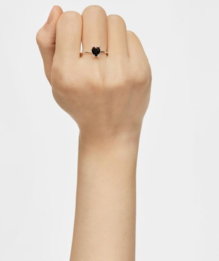 El anillo de corazón de plata y ónix color pills de Tous con el que compite el de Pandora