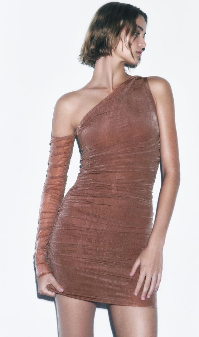 Vestido entallado asimétrico rosa claro de Zara