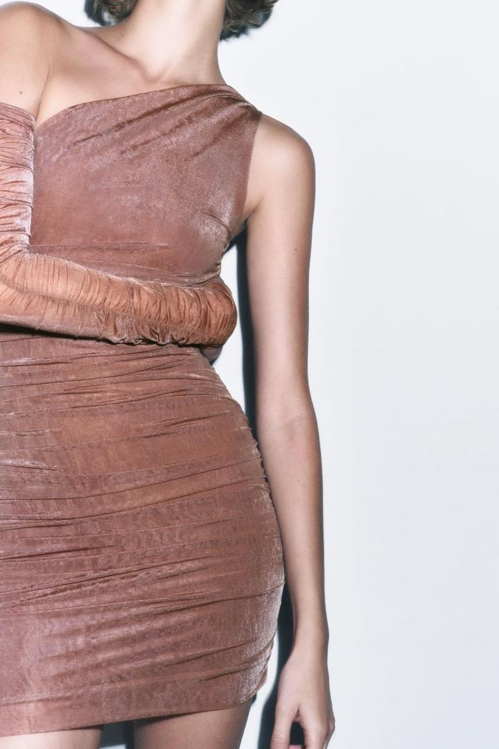 Vestido entallado asimétrico rosa claro de Zara