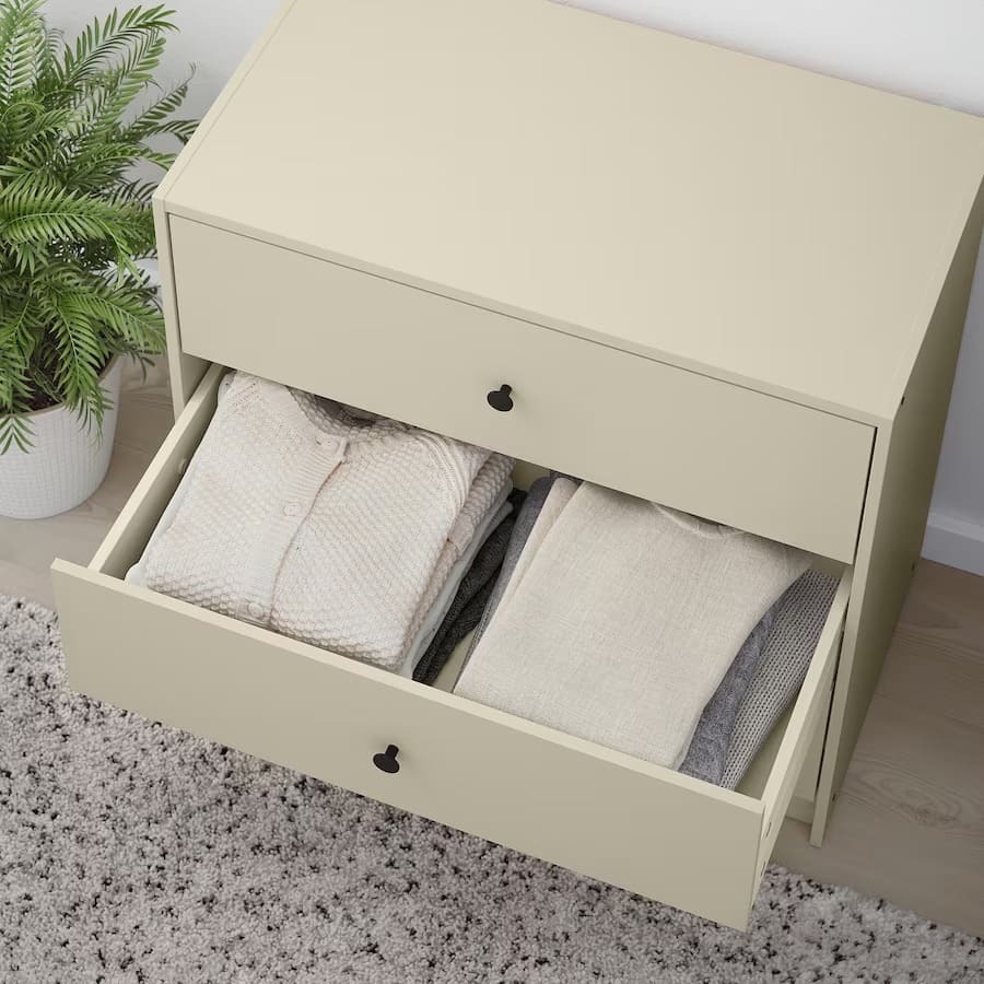 La cómoda de tres cajones de color beige claro GURSKEN de Ikea