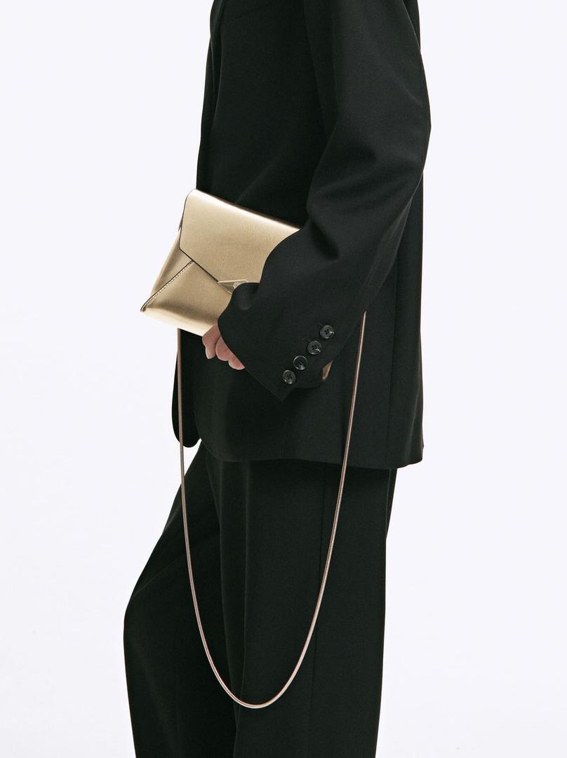 El bolso de mano de fiesta en color dorado metalizado de Parfois