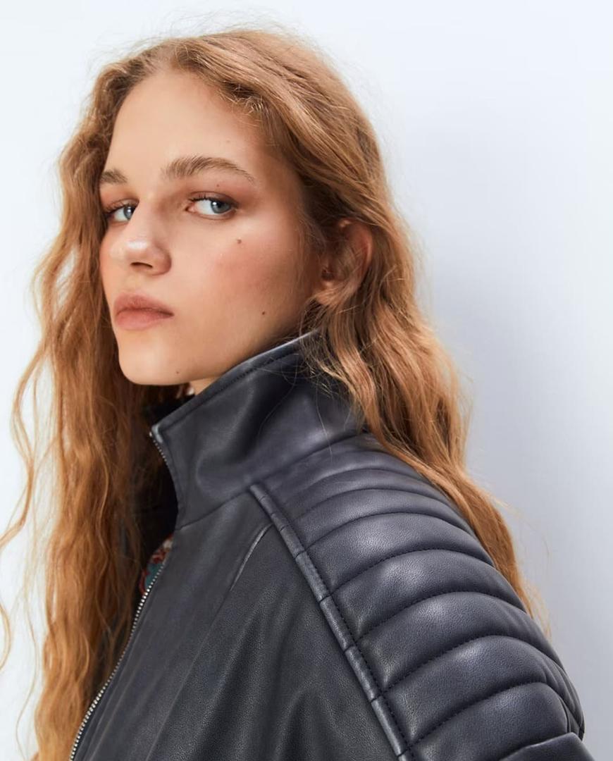 La cazadora de polipiel efecto lavado de mujer de Sfera en El Corte Inglés